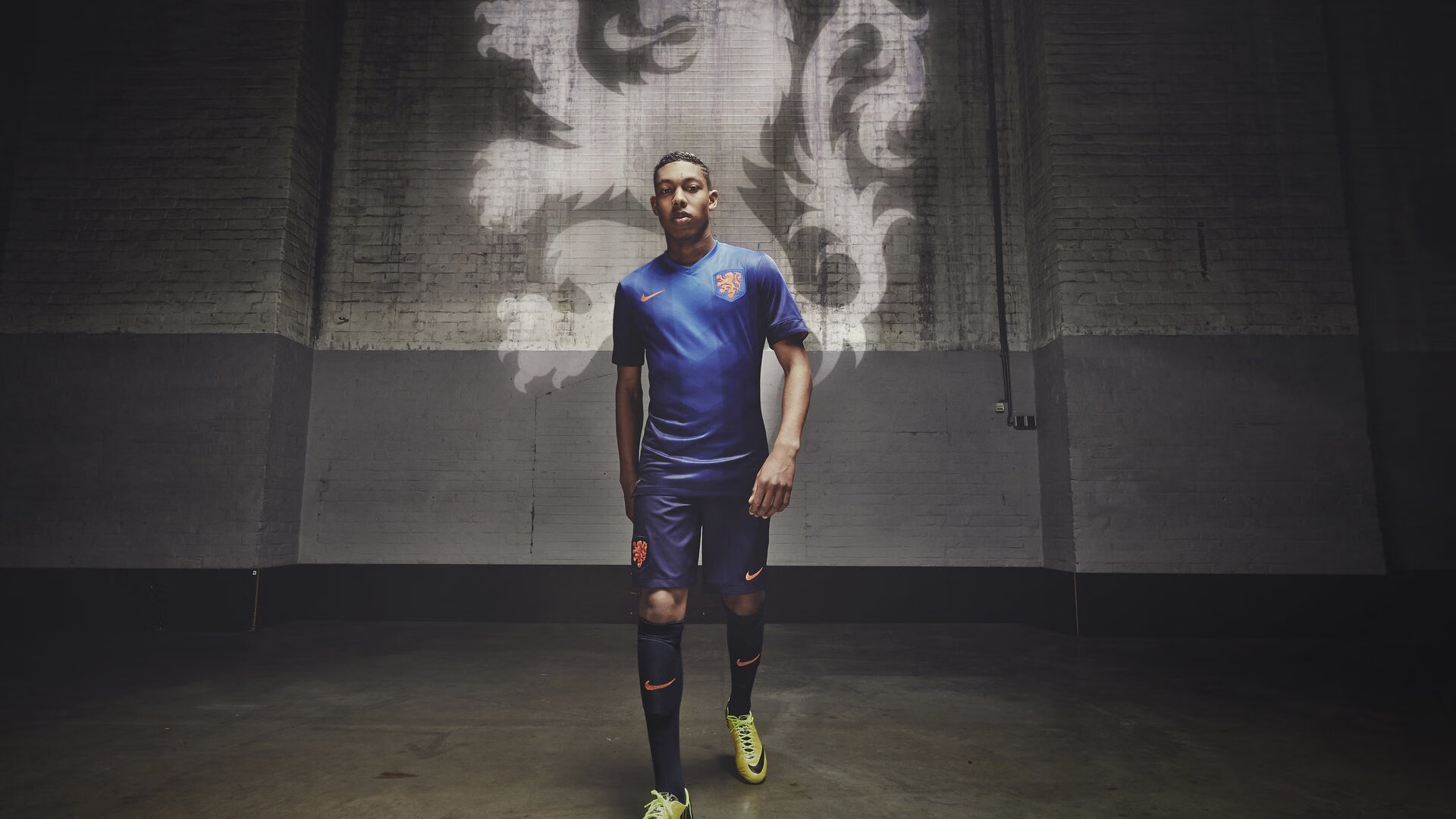 中国足球青少年训练装备采购计划启动,全国青少年足球训练营